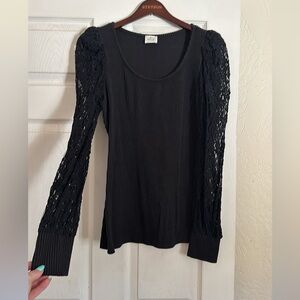 Long lace sleeves with ribbed cotton center.